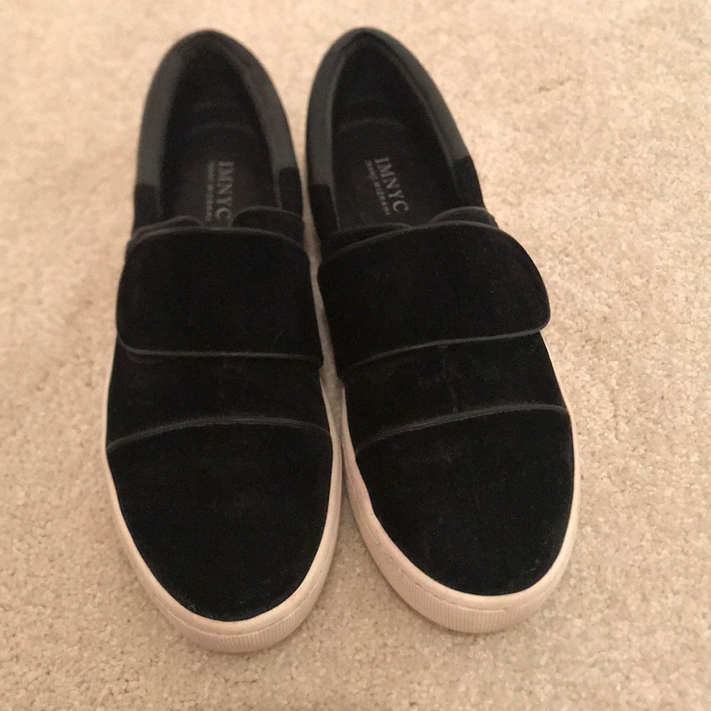 Black velvet velcro sneakers